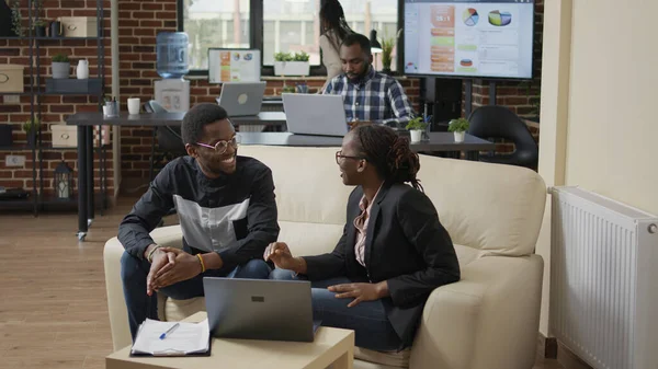 Bir grup insan beşlik çakıyor ve iş başarısını kutluyorlar.