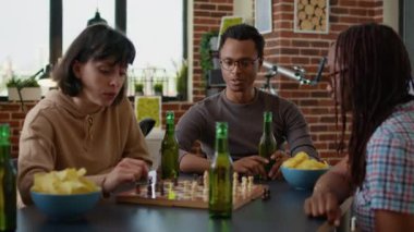 Afro-Amerikan 'ın arkadaşlarıyla eğlenen portresi.