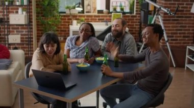 Erkekler ve kadınlar çevrimiçi video konferansında konuşuyor