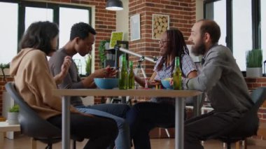 Afrikalı Amerikalı kadın arkadaşlarıyla ve kart oyunlarıyla eğleniyor.