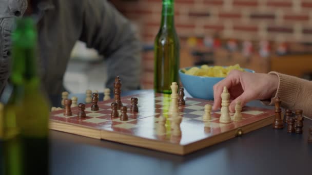 Ungdomar som roar sig med schackbräden spelar — Stockvideo