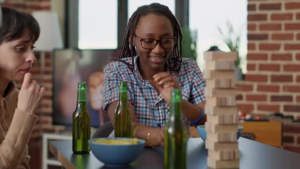 男人和女人在桌上玩木塔碎片 — 图库视频影像