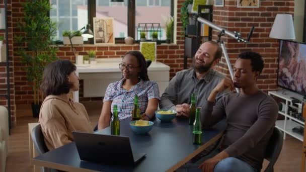 Разнообразная группа друзей смотрит интернет-видео на ноутбуке — стоковое видео