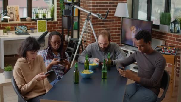 Jóvenes que no hablan entre sí y usan teléfonos inteligentes — Vídeo de stock