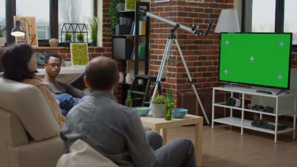 Jóvenes usando tecnología de pantalla verde en televisión — Vídeo de stock