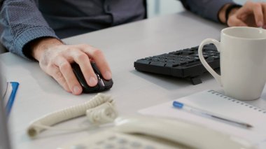 Satış danışmanı bilgisayardaki iş istatistiklerini analiz ediyor