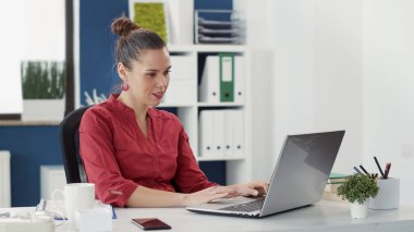 Satış danışmanı proje araştırması yapıyor ve mesajları kontrol ediyor