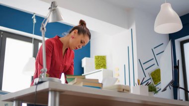 Satış danışmanı belgelerdeki iş çizelgelerini analiz ediyor.