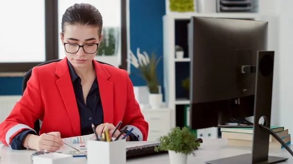 Business woman using computer to work in startup office —  Fotos de Stock