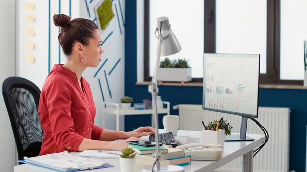 Satış danışmanı akıllı telefondan mesajları kontrol ediyor