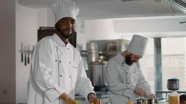 Portrait de cuisinier afro-américain préparant des ingrédients de plat — Photo