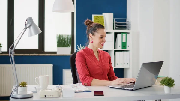 Office worker planning development strategy on laptop — Fotografia de Stock