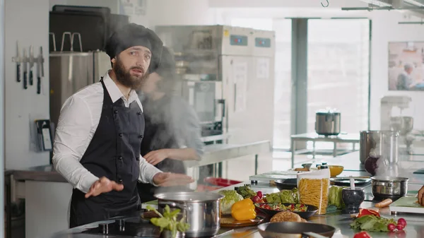 POV de chef gourmet grabación cocina espectáculo de vídeo en la cámara —  Fotos de Stock