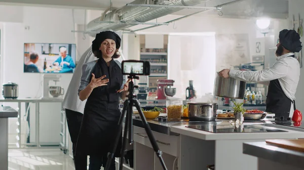 Γυναίκα σεφ ηχογράφηση βίντεο εκπομπή μαγειρικής στην τηλεόραση — Φωτογραφία Αρχείου