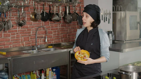 Γυναίκα σεφ κινηματογράφηση μαγειρικής δείχνουν τάξη για την τηλεοπτική εκπομπή — Φωτογραφία Αρχείου