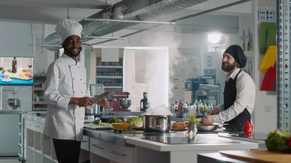 POV többnemzetiségű csapat szakácsok felvétel főzés show videó — Stock Fotó