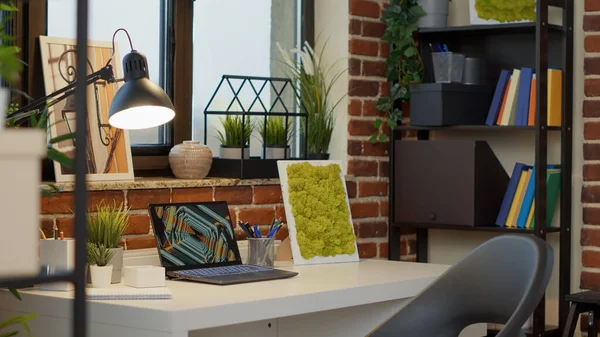 Geen mensen achter een leeg bureau met laptop in appartement — Stockfoto
