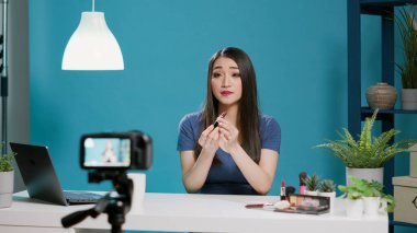 Stüdyoda ruj tavsiyesi veren içerik yaratıcısı