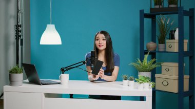 Akıllı telefon ile ürün önerisi yapan kadın blog yazarı