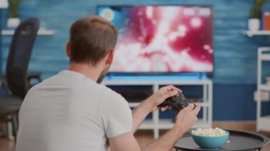 Çevrimiçi birinci şahıs nişancı oyununu kaybettiği için adamın kontrol mekanizması hayal kırıklığına uğradı