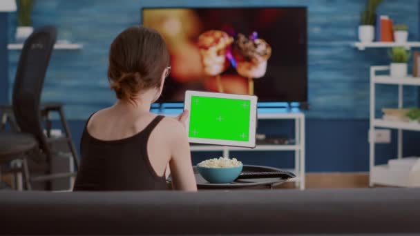Primer plano de mujer joven sosteniendo tableta digital con pantalla verde viendo contenido de vídeo en línea — Vídeo de stock