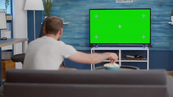 Sport fan zitten op de bank kijken sport spel op groen scherm tv mockup stimuleren favoriete team — Stockvideo