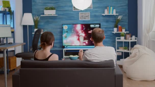 Couple disappointed because of losing online console space shooter while playing using wireless controller — Stock videók