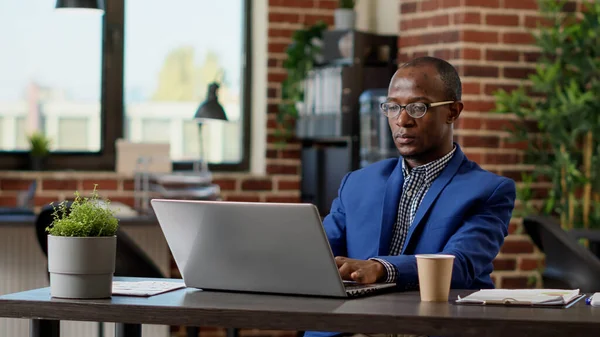 Şirket yöneticisi dizüstü bilgisayardaki ağ bilgilerini analiz ediyor, iş sunumu için istatistik planlıyor. Çevrimiçi web sitesi uygulaması üzerinde başlangıç raporuyla çalışan proje araştırmacısı.