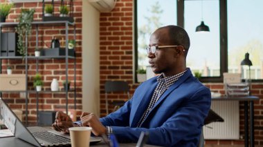 Şirket raporunu kullanarak web tarayıcı ile araştırma projesi üzerinde çalışan girişimci. Proje yöneticisi dizüstü bilgisayar ve iş evrakları istatistiklerini analiz ediyor, şirket başlangıç web sitesi.