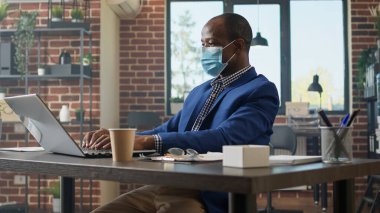 Salgın sırasında şirket istatistikleriyle ilgili proje uzmanı. Web sitesi raporuyla iş planlama stratejisi başlat, dizüstü bilgisayarda internete göz at.