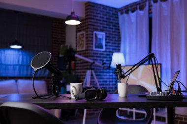Oturma odasındaki hiç kimse eğlence için podcast ekipmanlarıyla canlı yayın şovu yapmazdı. Çevrimiçi video bloğu, sosyal medya kanalı içeriğini çekmek için dairede boş ofis alanı.