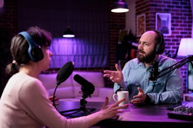 Kadın ve erkek ekipmanlarla online olarak podcast içeriği oluşturuyorlar