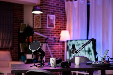 Sosyal medyada canlı yayın yapacak ekipmanı olan boş bir masa yok. Podcast istasyonu, mikrofon ve kulaklığı olan kimse yok, ses üretimi yok..