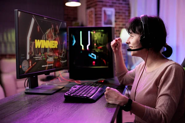 Mujer Feliz Ganar Torneo Videojuegos Directo Utilizando Computadora Para Divertirse — Foto de Stock