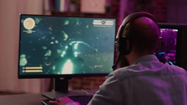 Hızlı tempolu uzay nişancısı aksiyon oyunu yayınlayan oyuncunun omuz görünümünü aşar — Stok video