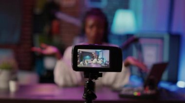 Seçici odak noktası dijital video kamera kaydı Afrikalı Amerikalı kadın canlı internet şovu