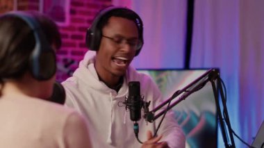 İnternet podcaster okuyucu soru dizüstü bilgisayardan konuşma mikrofon kullanarak misafir etkileme