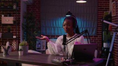 Dijital video kamera kullanarak vlog kaydederken Afrikalı Amerikalı kadın vlogger seyirciyi selamlıyor