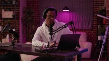 Podcast sunucusunun kapatılması izleyicilerden gelen soruları okur dizüstü bilgisayardan kadın içerik oluşturucuya