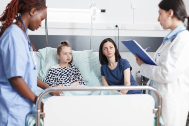 Hastalık belirtilerine dayanarak küçük kız ilaçlarını reçete eden pratisyen hekim.