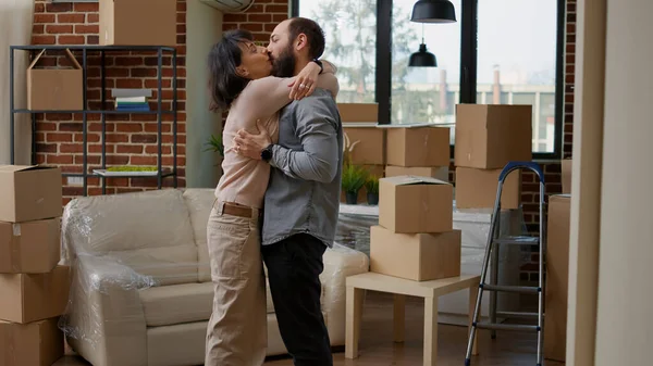 Evli çift, daireye taşınmak için birbirlerine sarılıp minnettarlıklarını gösteriyorlar.