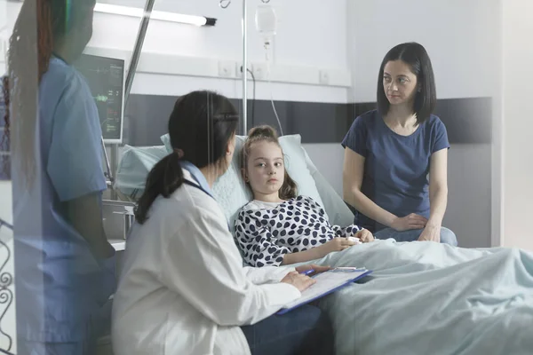 Nemocniční pediatr specialista mluvit se zdravým uzdraveným dítětem o úspěšném léčebném schématu. — Stock fotografie