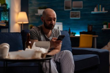 Akıllı telefon uygulaması kullanarak intihara meyilli üzgün bir yetişkin.