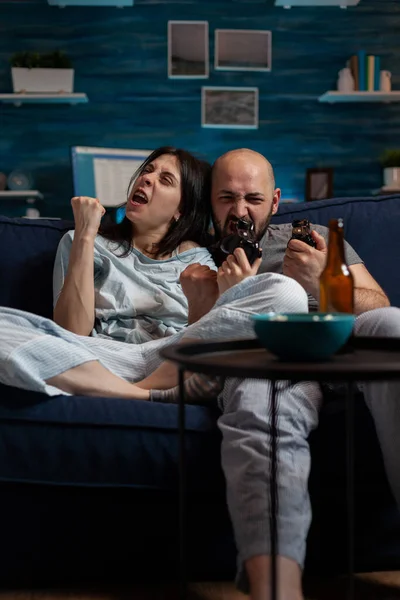 Dráždivý muž a žena ztrácí online videohry výzvu — Stock fotografie