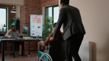 Engelli bir kadın işçi finans sektöründe çalışıyor.
