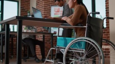 Laptop bilgisayarında finansal tabloları analiz eden Asyalı kadın.