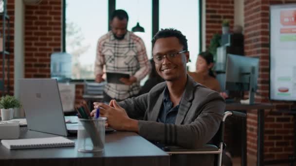 Portrait of african american businessman working in disability friendly office — Vídeos de Stock