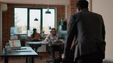 Engelli bir kadın iş arkadaşlarıyla iş çizelgeleri hakkında konuşuyor.