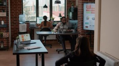 İş kadını dizüstü bilgisayardaki mali istatistikleri analiz ediyor