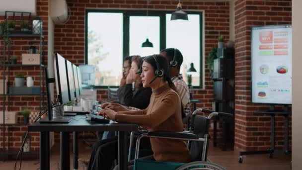 Anställd på callcenter använder headset för att prata med kunder — Stockvideo